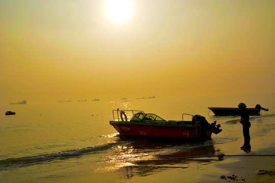 海边夕阳暮色船只