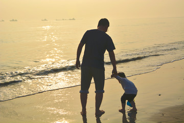 父子在海边玩耍