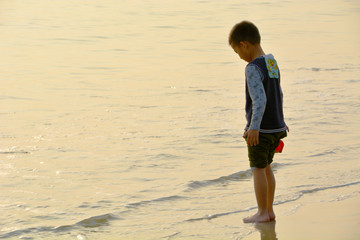海边玩水的孩子
