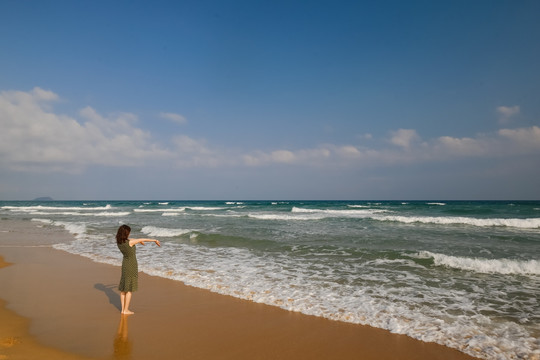 海边看海的女人