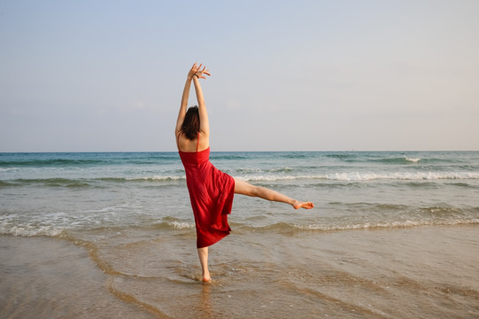 大海沙滩边的女人背影