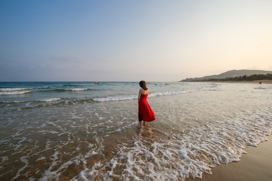 大海沙滩边的女人背影