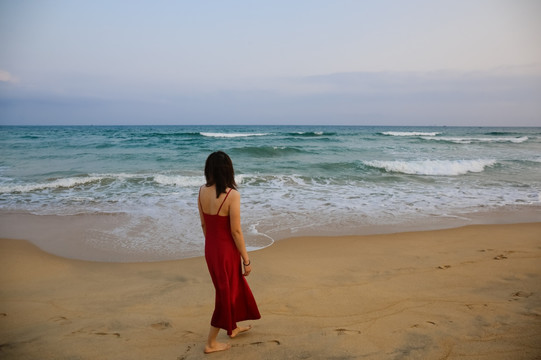 大海沙滩边的女人背影