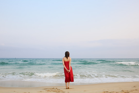 大海沙滩边的女人背影