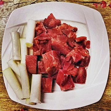 大盘牛肉块配大葱段