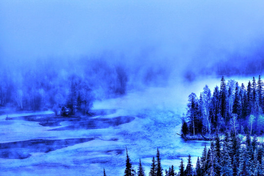 哈巴河卧龙湾晨雾河流白桦林雪景