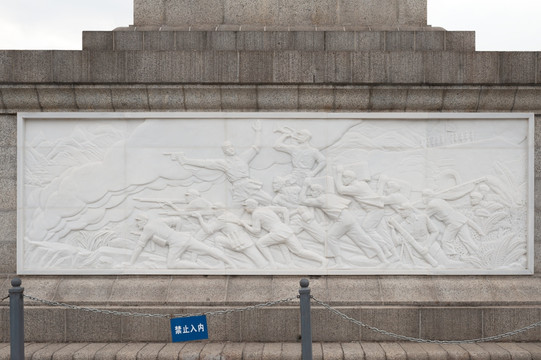 广西纪念碑吹号角冲锋的浮雕