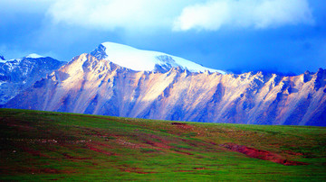 西藏藏北那曲草原雪山