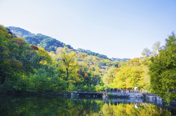 秋天的千山明谭与山峰山林