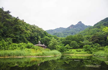 千山桃花溪谷木屋与山峰