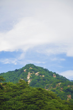 千山桃花溪谷山峰与漫天彩云