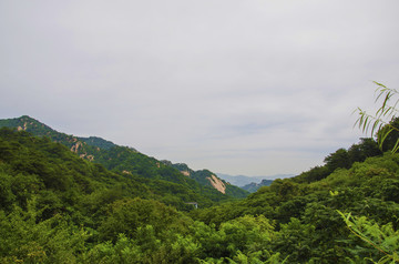 千山桃花溪谷山林山峰与漫天白云