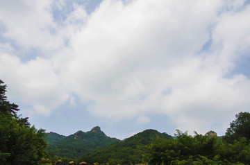 千山桃花溪谷群山峰与漫天彩云