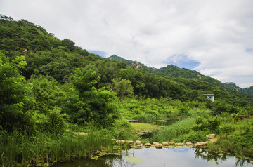 千山桃花溪谷溪水山峰与漫天白云