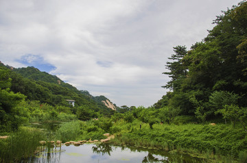 千山桃花溪谷溪水山峰与漫天白云