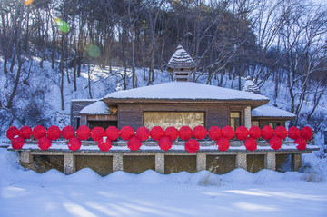 千山桃花溪谷茅屋与红伞祈福雪景