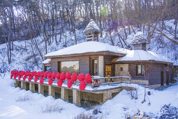 千山桃花溪谷茅屋与红伞祈福雪景