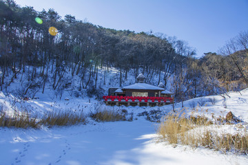 千山桃花溪谷茅芦木屋与山林雪地