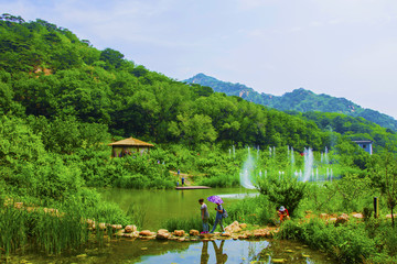 千山桃花溪谷喷泉与河流茅草亭