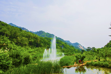 千山桃花溪谷喷泉与河流山林山峰