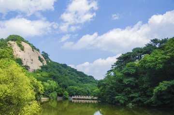 千山云潭潭水石桥与树木山林山峰