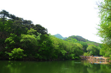 千山云潭潭水与树木山林山峰