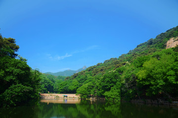 千山云潭潭水与山林山峰蓝天