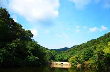 千山云潭潭水与山林山峰白云