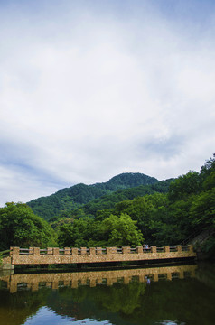 千山云潭潭水石桥山峰与满天白云