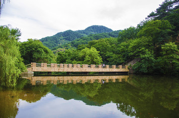 千山云潭潭水石桥山峰与水中倒影