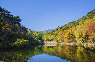 千山云潭潭水与树木山林山峰秋景