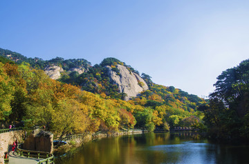 千山云潭潭水与树木山林山峰秋景