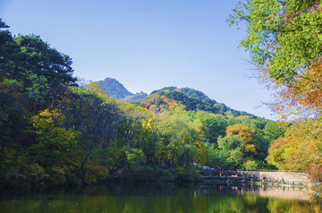 千山云潭潭水与树木山林山峰秋景