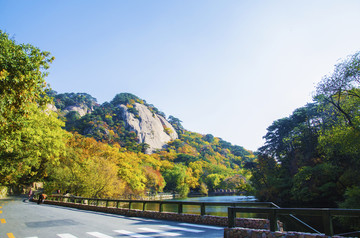 千山云潭潭水与公路山林山峰秋景