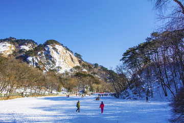 千山云潭湖上雪地与山峰山林雪景