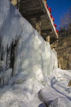 千山云潭石桥与桥下瀑布冰柱