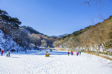 千山云潭湖上雪地与山林雪景