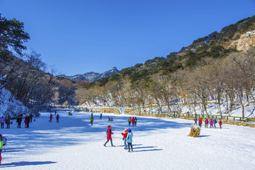 千山云潭湖上雪地與山峰山林雪景