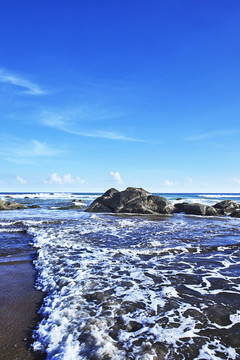 海浪冲击的海边巨大礁石