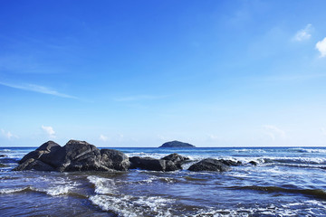 海浪冲击的海边巨大礁石