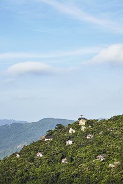 远山上的巨石与民宿建筑