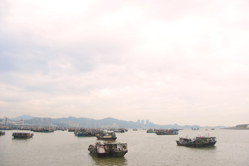 珠海港湾停泊的渔船
