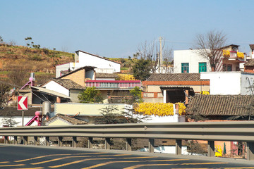 高速公路路边村庄
