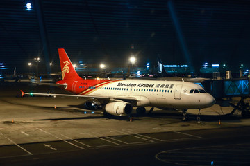 飞机场夜景飞机在停机坪上