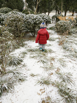 雪中行走的人