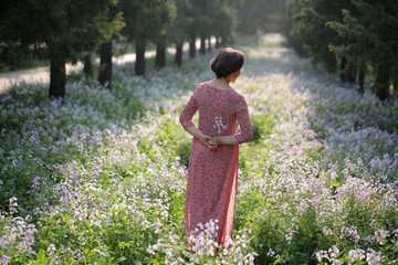 花丛中的美女