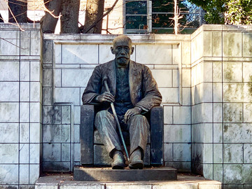 日本东京大学校内雕像