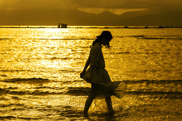 海边女孩黄昏剪影