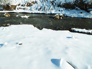 雪中的人工水渠