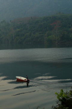 山水行舟风光